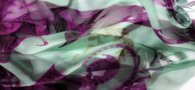 Bulanık nane yeşili ve mor kumaş, soyut, kıvrımlı çiçek desenli. Saf doku, ışığın filtrelemesine, yumuşak gölgeler oluşturmasına ve dinamik bir görsel akış oluşturmasına izin verir..