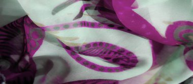 Bulanık tekstil, parlak mor ve yumuşak nane yeşiliyle soyut çiçek desenleri. Kumaşın akışkan hareketi, şık moda ve dekorasyon için mükemmel ışık ve hava hissini arttırır.