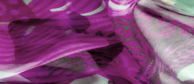 Bulanık mor ve nane yeşili kumaş ve kıvrımlı çiçek desenleri. Yumuşak kıvrımlar ve şeffaf doku kumaşa havadar, dinamik bir görünüm verir. Moda veya ev dekorasyonu için mükemmeldir.