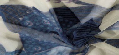 Yumuşak ve akışkan mavi ve bej kumaş bulanıklığı soyut çiçek desenleri ve nazik girdap desenleriyle süslenmiş. Dokuların zarif etkileşimi görsel olarak rahatlatıcı bir kumaş tasarımı yaratır..