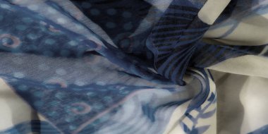 Yumuşak ve akışkan mavi ve bej kumaş bulanıklığı soyut çiçek desenleri ve nazik girdap desenleriyle süslenmiş. Dokuların zarif etkileşimi görsel olarak rahatlatıcı bir kumaş tasarımı yaratır..