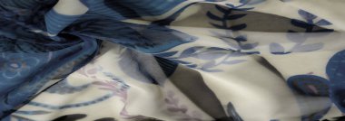 Açık mavi kumaş, soyut, noktalı dairesel desenler ve kıvrımlı çizgiler, bej aksanlarla kusursuz bir şekilde harmanlanmış. Kumaşın karmaşık ayrıntıları yumuşak ve rahatlatıcı bir estetik sunar..