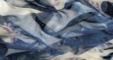 Açık bej kumaş üzerinde mavi ve mor tonlarda dönen soyut tasarımlar ve noktalar. Kalıpların birleşimi görsel olarak dinamik ve dokulu bir görünüm yaratır..