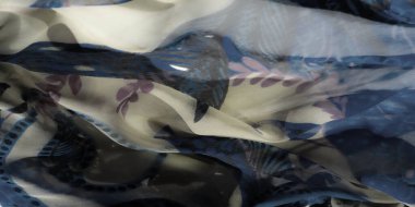 Soyut mavi desenli, bej arkaplanlı çiçek kumaşı bulanıklığı. Katmanlı dokular düzgün bir akış yaratır, kompozisyona sakin ve yumuşak bir görünüm verir