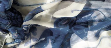 Hafif kumaşta mavi ve beyaz tonlarında narin ve soyut desenli bir bulanıklık. Karmaşık tasarım girdap ve noktalardan oluşan dinamik bir bileşim oluşturuyor.