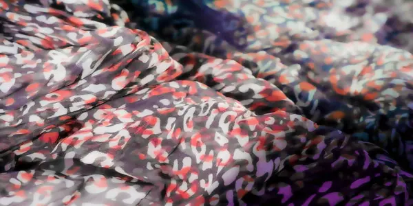 Görüntü: Kırmızı, siyah ve beyaz desenli, yumuşak kıvrımlı ve ince röfleli güzel bir kumaş. Tasarım canlı ve karmaşıktır, yarı-katıksız dokusuyla