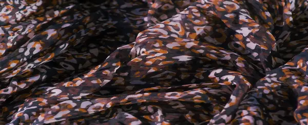 Siyah, beyaz ve kırmızı renkli bulanık renkler, şeffaf kumaş üzerinde soyut girdaplarda pürüzsüz bir şekilde harmanlanmış. Yumuşak doku zarafeti ve akışı arttırır, lüks bir görünüm yaratır..