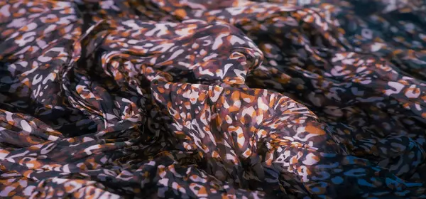 Saf kumaş boyunca siyah, kırmızı ve beyaz soyut desenler. Hassas malzeme tasarıma yumuşak ve pürüzsüz bir doku ekler ve sofistike bir estetik oluşturur..