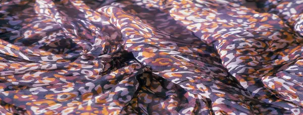 Akan soyut desenlerin kırmızı, siyah ve beyaz renkleri yumuşak, katıksız bir kumaş üzerinde. Hassas tasarım kalın renklerin kontrastını vurgular, dokuya hareket ve derinlik ekler.