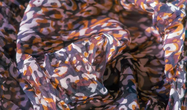 Saf kumaş boyunca siyah, kırmızı ve beyaz soyut desenler. Hassas malzeme tasarıma yumuşak ve pürüzsüz bir doku ekler ve sofistike bir estetik oluşturur..