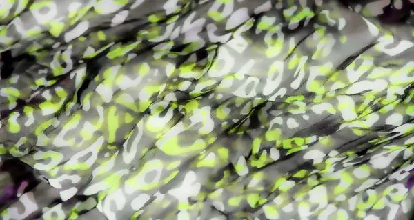 Görüntü - Bu yakın plan mavi, yeşil ve beyaz renkli canlı kumaş akışını gösteriyor. Organik tasarım, değişen ışıkla görsel olarak karmaşık ve soyut bir kompozisyon yaratır.