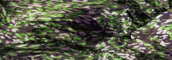 Saf bir tekstil üzerinde soyut yeşil, siyah ve beyaz desenler. Şeffaf katmanlar derinlik ve hareket yaratır. Kumaşa sofistike ve kalın bir estetik verir.