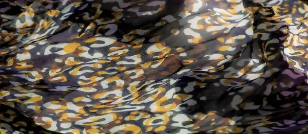 Mor, yeşil ve kahverengi tonlarında eşsiz bir soyut deseni olan bulanık kumaş. Kumaştaki akışkan dalgalar ve kıvrımlar bir hareket hissi yaratır ve genel görsel etkiyi arttırır..