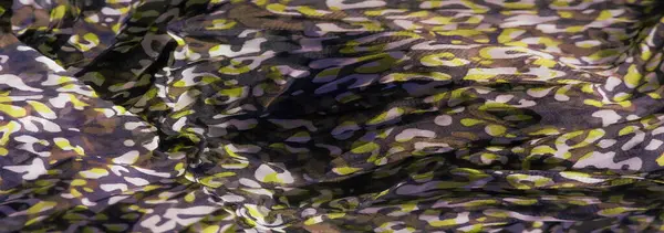 Mor ve sarı soyut desenlerden oluşan bulanıklık kumaş boyunca çağlayarak görsel dokulu, dalgalı bir tasarım yaratıyor. Renklerin akıcılığı resme dinamik ve modern bir estetik kazandırır..