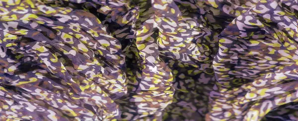 Soyut sarı ve mor desenlerin bulanıklığı görsel olarak zorlayıcı bir kumaş tasarımı yaratır. Karmaşık detaylar ve renklerin dinamik akışı onu hem moda hem de dekor uygulamaları için mükemmel kılıyor..