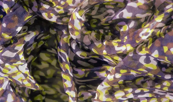 Soyut sarı ve mor desenlerin bulanıklığı görsel olarak zorlayıcı bir kumaş tasarımı yaratır. Karmaşık detaylar ve renklerin dinamik akışı onu hem moda hem de dekor uygulamaları için mükemmel kılıyor..