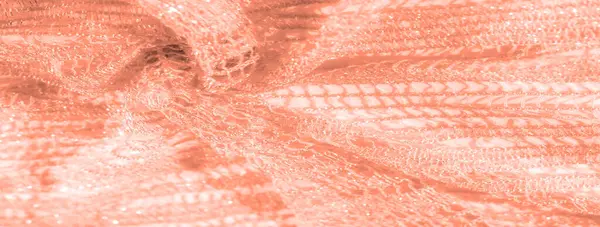 Mercanda bulanık dantel kumaş, büyüleyici bir dokusu ve karmaşık bir tasarımı var. İnce yansımalar ve açık dokuma yapısı kumaş boyunca bir hafiflik ve hareket hissi yaratır.