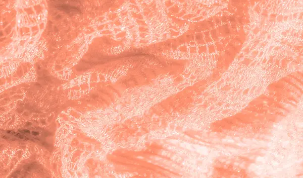 Hassas mercan dantelli bulanık kumaş. Karmaşık dokuma desenleri, ince parlak detaylarla vurgulanmış. Yumuşak doku ve şeffaflık parlak, ışık yayılmış bir etki yaratır..