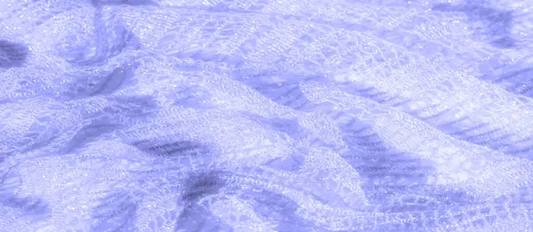 Görüntü - Mavi dantelli kumaşın detaylı bir görüntüsü, karmaşık ve narin dokumasını gösteriyor. Yumuşak ışık dokuyu vurgular, rahatlatıcı ve sakin bir ortam yaratır..