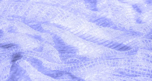 Bulanık - Karmaşık dokuması olan yumuşak mavi dantel bir kumaş rahatlatıcı ve huzurlu bir atmosfer yaratır. Işık dokulu yüzeyden yansıyarak hassas ve şeffaf kalitesini arttırır..