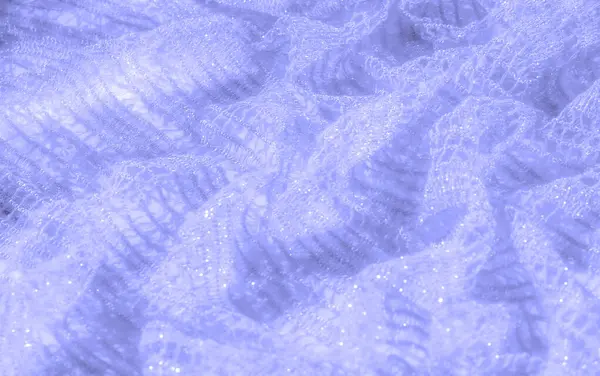 Hafif bir pastel lavanta dantelli kumaşın bulanık dokusu. Yumuşak ve şeffaf kumaş hassas desenler ve akışkan dokular sergiliyor, ruhani ve rüya gibi bir görünüm yaratıyor..