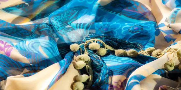 Lükslü mavi ve bej renkli kumaşlar. Artistik çiçekli ve soyut tasarımlar. Derin mavi ve mor renkte. Kalıplar canlı bir karşıtlık yaratır,