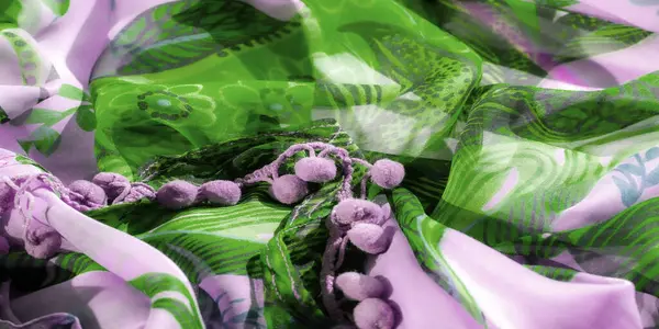 Bu yumuşak kumaşta yeşil ve mor renklerin ahenkli karışımını bulanıklaştır. Soyut girdaplar ve karmaşık tasarımlar onu herhangi bir yaratıcı projeye canlı bir dokunuş eklemek için mükemmel kılar..