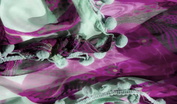 Canlı kumaş bulanıklığı, mor ve yeşil renkleri soyut desenlerle birleştirerek kumaşın hafif ve dinamik görünümünü arttıran akıcı bir doku yaratıyor.
