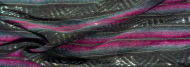 Siyah, mor ve mavi kumaştan oluşan iç içe geçmiş çizgileri bulanıklaştırın. Zengin dokular ve metalik iplikler derinlik ve zarafet ekler, tekstil ilhamı veya moda tasarımları için mükemmeldir..