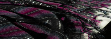 Bu narin kumaşın içindeki siyah, pembe ve mor çizgilerin zarif karışımını bulanıklaştır. Işıldayan iplik, dinamik kalıpları tamamlar, sofistike ve cesur bir ifade yaratır..