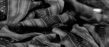 Görüntü, karmaşık yansıtıcı detaylara sahip siyah ve gri çizgili kumaş. Örülmüş zigzag desenleri derinliği artırıyor ve bu çok yönlü materyale parlak, üst düzey bir his veriyor..