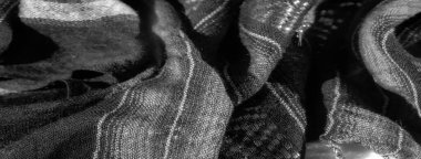 Karmaşık dokuma desenli siyah beyaz kumaş bulanıklığı. Yatay çizgiler ve zigzag ayrıntıları yumuşak, mat dokusuna karşıdır..