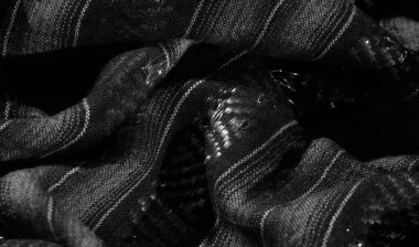 Siyahi tonlarda dokunmuş yansıtıcı çizgili kumaş. Zarif zikzak dokusu ve pürüzsüz parlak kaplama modern tasarımlar için bu materyale zarif ve sofistike bir görünüm kazandırıyor..