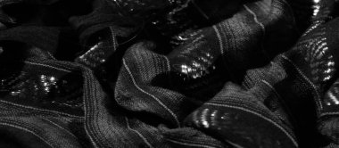 Çarpıcı zikzak desenleri ve dikey çizgileri olan bulanık gri pullu kumaş. Yansıtıcı ipliklerle ve eşsiz bir tasarım için dokulu detaylarla geliştirilmiş..