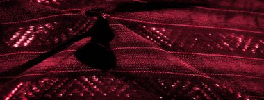 Görüntü, parlak ve karmaşık desenleri olan kırmızı bir kumaşın detaylı görüntüsünü verdi. Akan çizgiler ve yansıtıcı yüzey, tekstilin zenginliğini ve derinliğini arttırır. Moda için mükemmeldir.