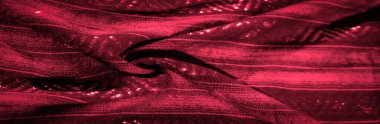 Karmaşık dokuma desenleri ve parlak röfleleri olan koyu kırmızı kumaş bulanıklığı büyüleyici bir doku etkisi yaratıyor. Zengin renkler ve yumuşak kıvrımlar lüks hissi arttırır..