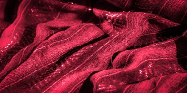 Yüzeyde zarif bir dalga benzeri akış oluşturan kıpkırmızı, dokulu, parlak desenli zengin bir kumaş. Yansıtıcı doğa derinlik ekler, karmaşık ayrıntıları vurgular.