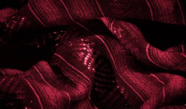 Parlak röfleli ve karmaşık desenli dokulu kırmızı kumaş bulanıklığı. Dinamik kıvrımlar ve ince bir parıltı zarif ve lüks bir görüntü yaratır, moda ve tekstil sunumları için mükemmeldir..