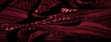 Kumaşın zengin kırmızı tonları ışığı dinamik bir ekranda yakalıyor, parlak yüzeyi vurguluyor ve narin tasarımıyla lüks bir derinlik hissi yaratıyor..