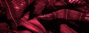 Parlak detayları ve pürüzsüz, lüks kıvrımları olan dokulu kırmızı kumaş bulanıklığı. Zengin kırmızı tonlar ve karmaşık tasarım dramatik ve ince bir görsel yaratıyor, tekstil tasarımı için mükemmel.
