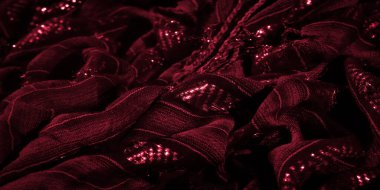 Karmaşık dokuları ve parlak elementleri olan lüks kırmızı kumaş bulanıklığı. Pürüzsüz kıvrımlar ve dramatik ışıklandırma, üst düzey moda ve tekstil projeleri için uygun zarif bir görsel oluşturur..