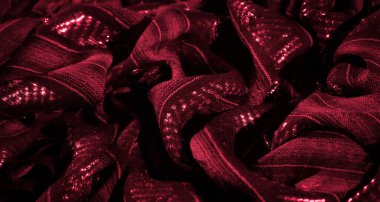 Şatafatlı kırmızı kumaş, koyu dokular ve parlak röfleler. Dinamik kıvrımlar ve parıldayan elementler moda veya ev dekorasyonu için görsel olarak çarpıcı ve zarif bir tasarım yaratır..