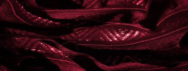 Yüzeyleri dokulu, parlak kırmızı kumaşlar ve karmaşık tasarımlar. Parlayan elementler ve yumuşak kıvrımlar, tasarım ve moda görselleri için mükemmel, sofistike ve modaya uygun bir görünüm verir..