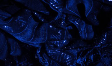 Donanma dokuma kumaşının belirgin kenarlı bulanıklığı yüzen kıvrımların görünmesini sağlar. Yumuşak kıvrımlar ve yansıtıcı iplikler havadar bir görünüm yaratarak onu soyut için ideal kılıyor.