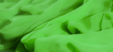 Yumuşak, tüylü yeşil kumaş nazikçe katlanır, canlı ve ferahlatıcı bir doku yaratır. Madde doğal olarak akar, derinlik ve hareket duygusu ekler..