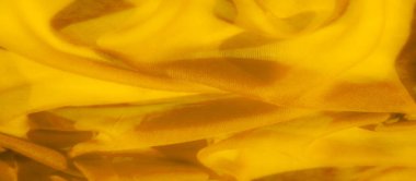 Pürüzsüz bir sarı kumaş girdabı gölgeler ve röflelerle yumuşak, katmanlı bir etki yaratır. Doku açık ve narin, altın renklerin sıcak bir ışık saçmasını sağlıyor.