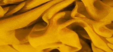 Sarı kumaşın bulanık görüntüsü yumuşak dalgalar ve kıvrımlar oluşturarak nazikçe örtüldü. Pürüzsüz madde doğal olarak akar ve canlı sarı tonlarda rahatlatıcı bir soyut tasarım yaratır.