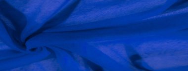 Yumuşak mavi kumaş bulanıklığı pürüzsüz, sıvı kıvrımlar oluşturuyor. Derin mavi tonlar ve yumuşak dokular, soyut ve modern tasarım için mükemmel, rahatlatıcı bir görsel deneyim sunar..