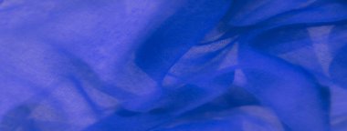 Açık mavi kumaş bulanıklığı karmaşık kıvrımlar ve girdaplar yaratıyor. Kumaşın dokusu ışıkla birleşerek dinamik ve soyut bir model oluşturur. Yumuşak ama güçlü bir görsel cazibe sağlar..
