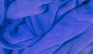 Yumuşak mavi kumaş bulanıklığı yumuşak kıvrımlar ve akışkan dokular oluşturuyor. Kumaşın narin örgüsü ışıkla çok güzel etkileşime girer, rahatlatıcı ve soyut bir kompozisyon yaratır..